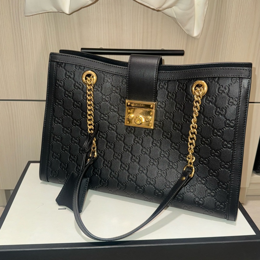 Gucci
Padlock Gucci Signature Medium Shoulder Bag